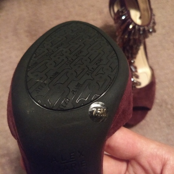 Heels - Picture 4 of 4